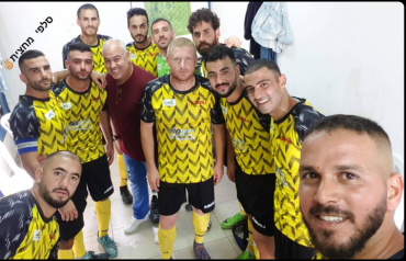 שחקני הקבוצה בסלפי מחצית (צילום: רועי לויאן)