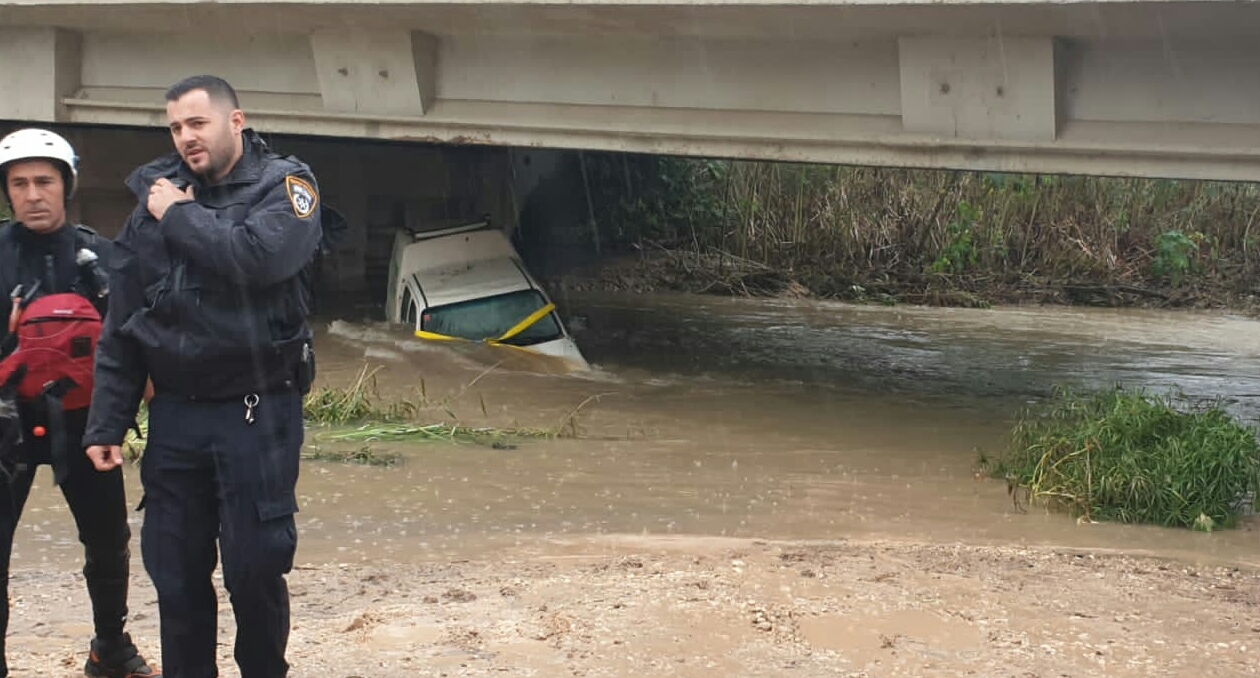הצפות בכניסה לעיר (צילום: איחוד הצלה)