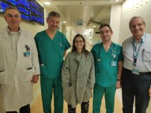 בתמונה מימין: פרופ׳ ארתור פולק, מנהל היחידה לטיפול נמרץ לב בהדסה, ד״ר אבו גוש, חן דנציגר, פרופ׳ דוד לוריא ופרופ׳ אייל הרצוג, מנהל מחלקת לב בהדסה עין כרם (צילום: הדסה עין כרם)