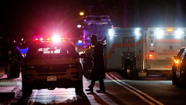 כוחות משטרה בזירה בה נדקרו חמישה בני אדם במונסי שבניו יורק, ארה"ב, הלילה. צילום: EDUARDO MUNOZ/רויטרס