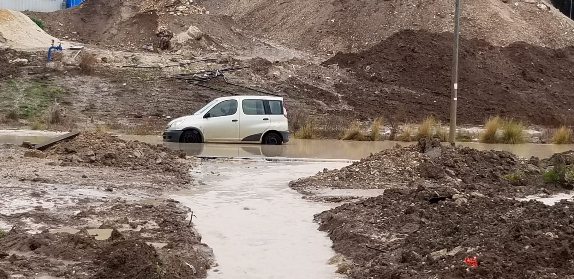 הצפות בכניסה לרמה (צילום: דוד לף)