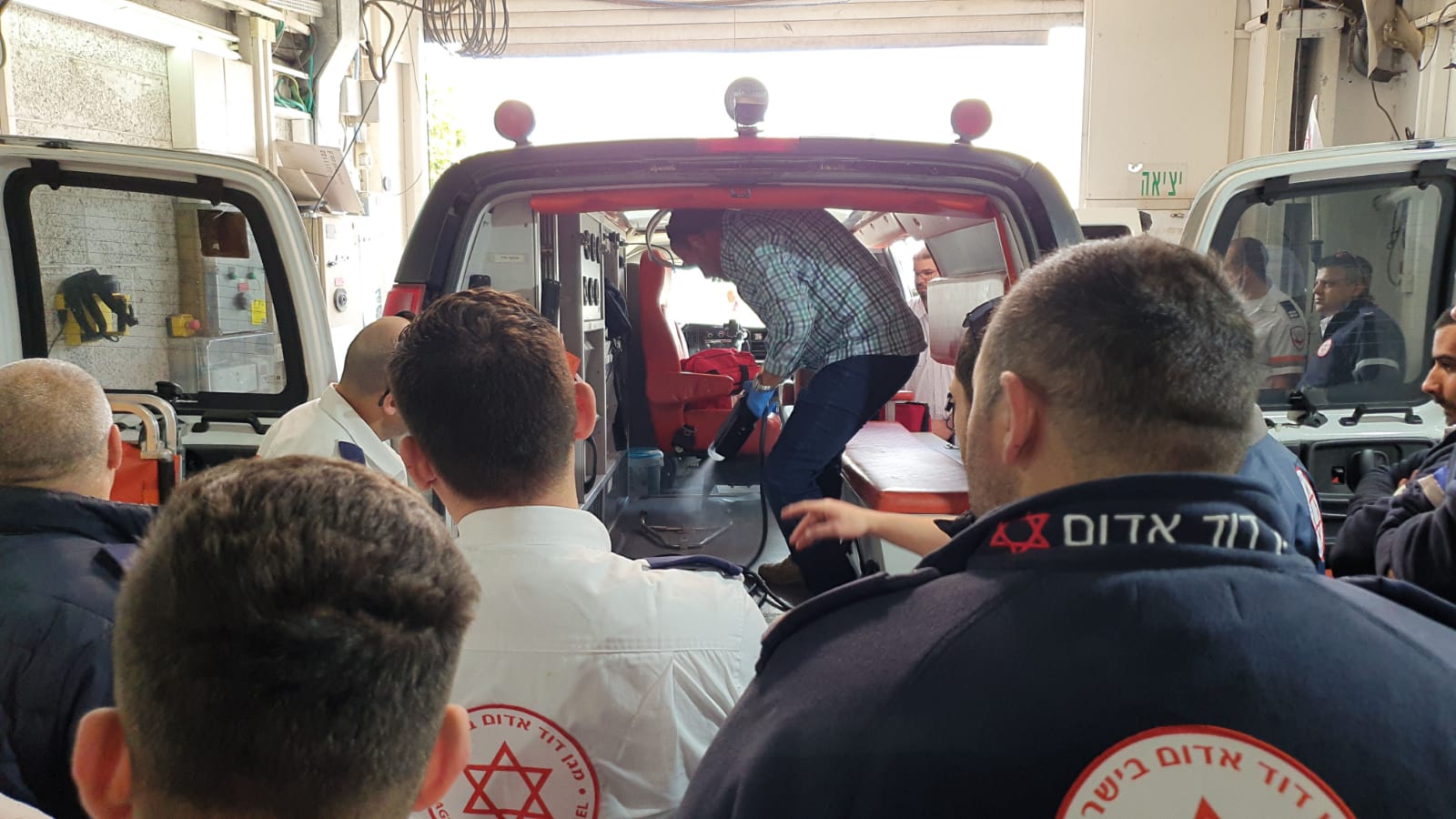 בהלת הקורונה - חובשים ופראמדיקים של מד"א בהכשרה לחיטוי אמבולנסים (צילום: דוברות מד"א)