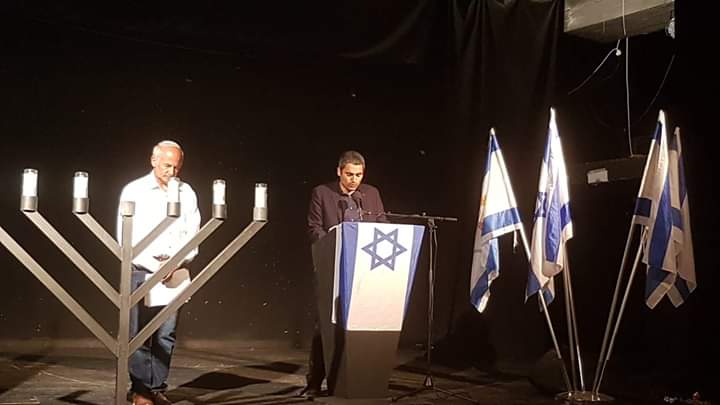 משה שטרית עם יהודה גובני בטקס יום השואה תש"פ (צילום: מארגנת הטקס עדי מלכה)