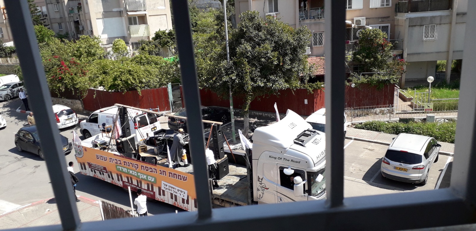 משאית השמחה בבית שמש (צילום: א.נ)