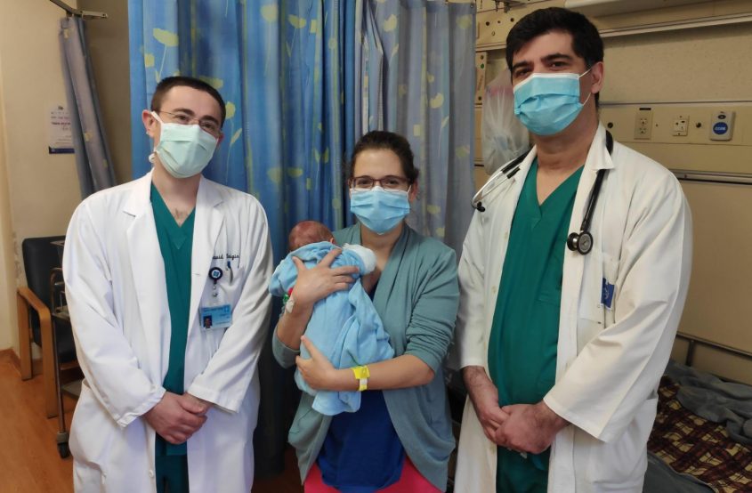 ד"ר איציק ביטון (מימין), חן דנציגר ובנה הטרי וד"ר דוד קיניגן (צילום: דוברת הדסה)