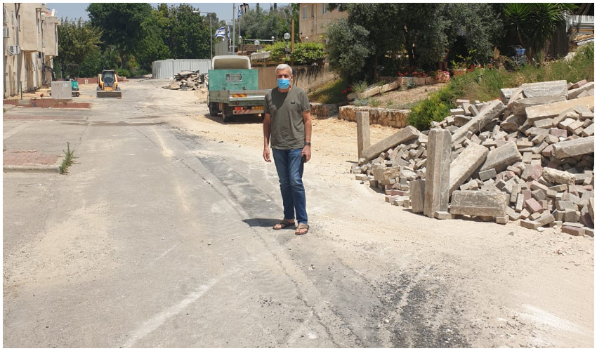 שלום אדרי בעבודות ברחוב פולה בן גוריון (צילום: עיריית בית שמש)