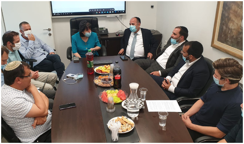 ראש העיר עליזה בלוך וח"כ יעקב מרגי במפגש עם בעלי העסקים מבית שמש (צילום: עיריית בית שמש)