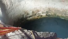 עבודות החילוץ סמוך לבור המים (צילום: דוברות כבאות בית שמש)